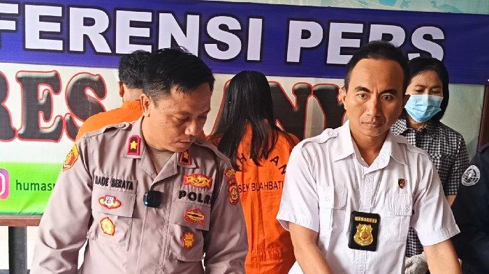 Kedua orang tua mayat bayi yang ditemukan di Pantai Cucukan Gianyar Bali dalam konferensi pers kasus penemuan mayat bayi di Mapolsek Blahbatuh, Gianyar, Bali, Rabu 26 Juni 2024.