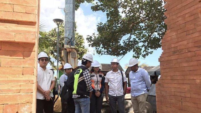 Kejari Badung saat melakukan pengecekan proyek penyengker di pantai Kuta pada Rabu 16 Agustus 2023
