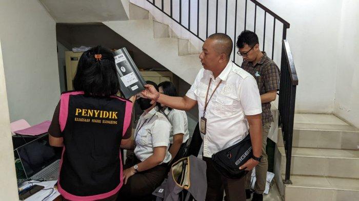 Kejaksaan Negeri Klungkung menetapkan ketua LPD Bakas, I Made Suerka, sebagai tersangka dalam kasus dugaan korupsi dalam pengelolaan dana di LPD Bakas. Ketika dikonfirmasi, Made Suerka mengaku akan mengikuti proses hukum yang sedang berjalan.