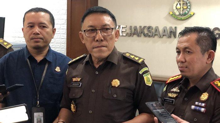 Kasi Penerangan Hukum Kejati Bali Putu Agus Eka Sabana (kiri), Aspidsus Kejati Bali Deddy Koerniawan (tengah) beberapa waktu lalu. Terbaru, Kejati menduga ada tindak pidana serupa yang dilakukan oleh grup lain.