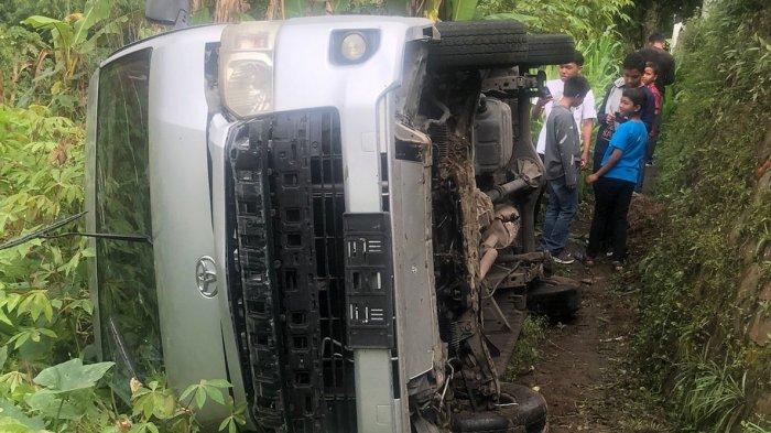 Kendaraan Putu Tomasso yang jatuh ke kebun milik warga di Baturiti.