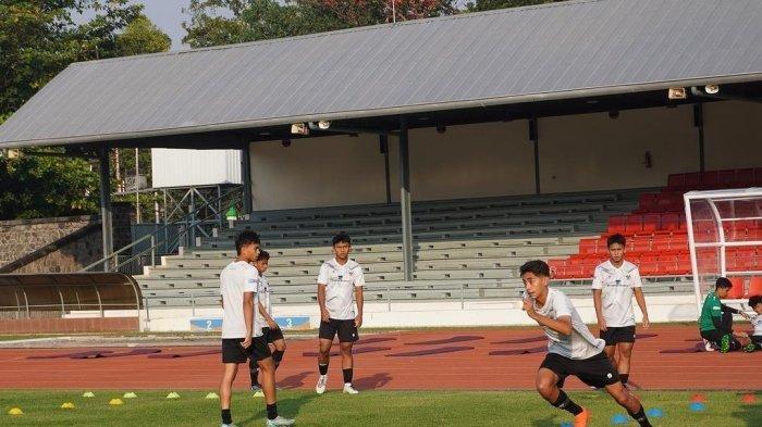 Keputusan Welber Jardim untuk memilih bergabung dengan Timnas Indonesia U17 mendapat apresiasi positif dari ibundanya, Lielyana. Sang ibu merasa bangga melihat anaknya memakai kaus bergambar garuda di dada.