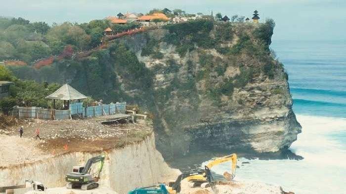 Proyek keretakan Tebing Pura Uluwatu, Kuta Selatan Badung, Bali.