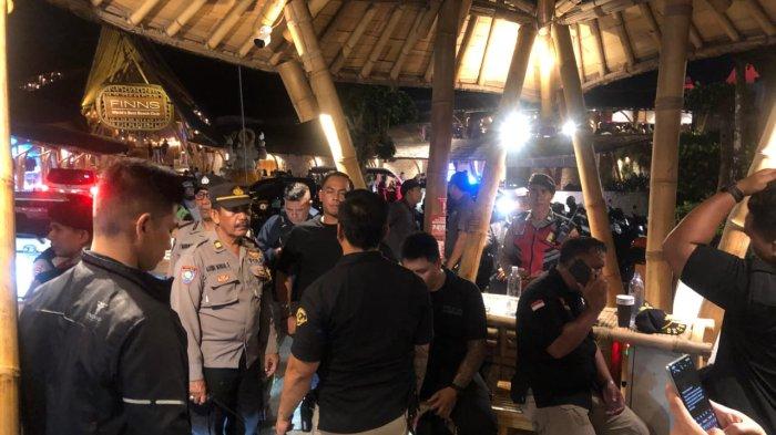 PENYELIDIKAN - Aparat kepolisian saat melakukan penyelidikan dan pemeriksaan di Finns Beach Club terkait keributan Security dan WNA pada Selasa 11 Februari 2025 malam. Keributan WNA dan Security di Badung Bali, KBYD Dilarikan ke Klinik, Alami Luka Robek di Kepala