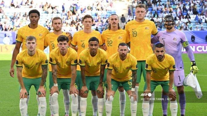 Kesebelasan Australia berfoto sebelum kick-off melawan Uzbeksitan dalam pertandingan Piala Asia 2023 matchday ketiga Grup B di Stadion Al-Janoub di Al-Wakrah, pada 23 Januari 2024.