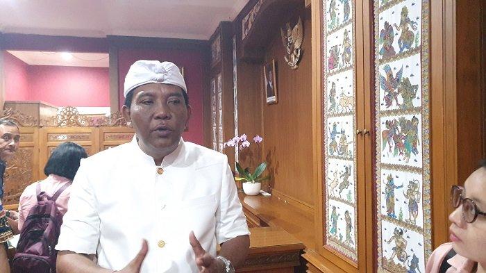 BERI KETERANGAN - Ketua DPRD Badung, I Gusti Anom Gumanti ketika memberikan keterangan kepada awak media belum lama ini. 