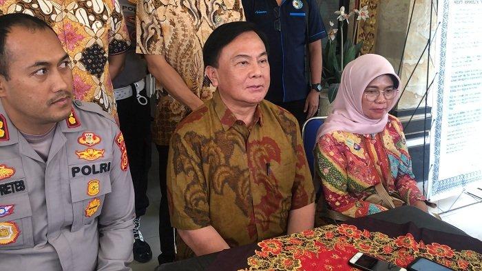 Foto: Ketua Harian Kompolnas Irjen (Purn) Benny Mamoto (tengah), Plt. Asdep Pelayanan Perempuan Korban Kekerasan Kemen PPA RI, Ratih Rachmawati (kanan) dan Kapolres Tabanan AKBP Leo Dedy Defretes (kiri) saat memberikan keterangan terkiat alasan Jero Dasaran Alit ditahan ditahan usai ditetapkan menjadi tersangka di Polres Tabanan pada Jumat 13 Oktober 2023.