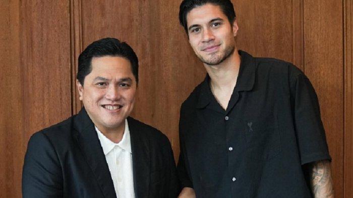 Ketua Umum Erick Thohir salaman dengan calon pemain Timnas Indonesia, Kevin Diks Bakarbessy, Sabtu, 12 Oktober 2024.