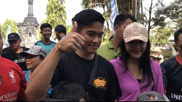 Ketua Umum PSI, Kaesang Pangarep saat mengikuti kegiatan Car Free Day di Lapangan Niti Mandala Renon, Denpasar. Disinggung soal antusias warga, Kaesang beri jempol. (Tribun Bali/Ida Bagus Putu Mahendra
