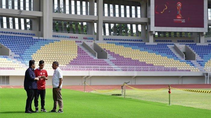 Ketua Umum PSSI, Erick Thohir (kiri), Walikota Solo, Gibran Rakabuming Raka (tengah) dan Ketua INAFOC, Zainudin Amali berdiskusi di Stadion Manahan, Solo, Minggu 12 Maret 2023 pagi.