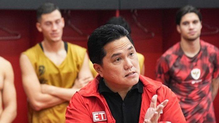 Ketum PSSI, Erick Thohir melecut semangat pemain Timnas Indonesia usai dibantai Jepang 0-4 di GBK Jakarta, Jumat, 15 November 2024. Erick Thohir Evaluasi Besar-besaran Usai Timnas Indonesia vs Arab Saudi, Penentu Nasib Shin Tae-yong