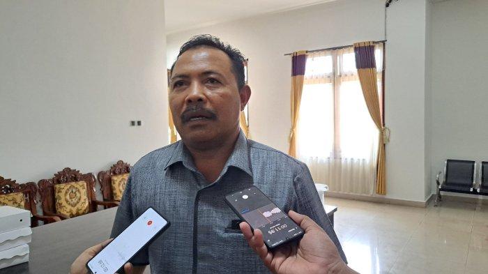 RAPAT KOMISI - Ketua DPRD Buleleng, Ketut Ngurah Arya saat menghadiri rapat Komisi IV DPRD Buleleng bersama Disdikpora Buleleng. Ngurah Arya menyarankan agar dana BOS bisa digunakan untuk memberikan bimbel, menindaklanjuti masalah disleksia pada anak SMP di Buleleng. 