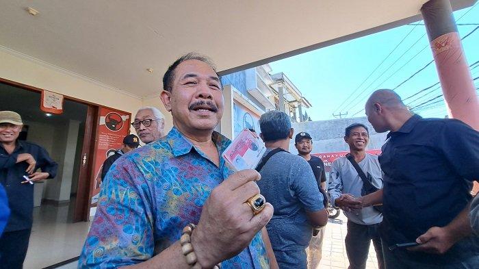 Ketut Putra Sedana alias Dokter Caput saat menunjukkan kartu anggota pertamanya, Jumat 16 Agustus 2024.