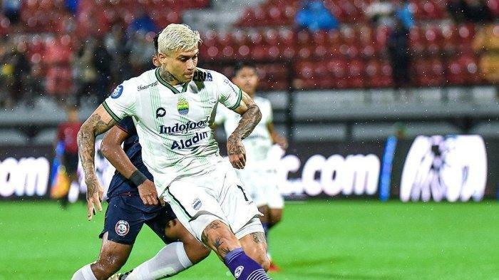 Klasemen Liga 1 2023/2024 Usai Arema FC vs Persib Bandung Seri 3-3: Persib Rugi, Almeida Hattrick. Pesepakbola Persib Bandung, Ciro Alves saat beraksi melawan Arema FC pada pekan kedua Liga 1 2023/2023 di Stadion I Wayan Dipta, Jumat (7/7/2023).