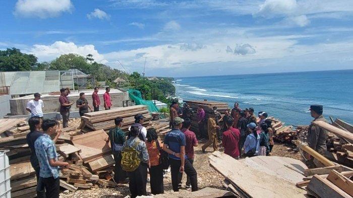 SIDAK - Komisi I DPRD Bali bersama Satpol PP Bali serta instansi terkait lainnya, yang tergabung dalam Tim Terpadu Penertiban Usaha Wisata Provinsi Bali, menggelar inspeksi mendadak (sidak) ke Pantai Bingin, Pecatu, Kuta Selatan, Badung, Selasa 6 Mei 2025.