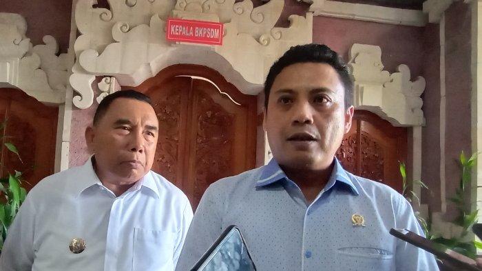 KUNJUNGAN SPESIFIK - Wakil Ketua Komisi V DPR RI, Andi Iwan Darmawan Aras saat diwawancarai terkait kunjungan kerja spesifik ke Jembrana, Jumat (8/9). Penanganan abrasi di Banjar Pebuahan, Desa Banyubiru, Kecamatan Negara dapat prioritas.