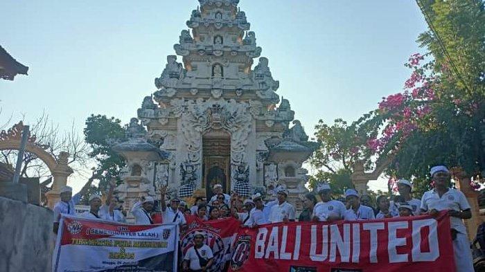Komunitas Suporter Bali United, SNL mengadakan sembahyang bersama dan bakti sosial menjelang bergulirnya Liga 1 2023/2024.