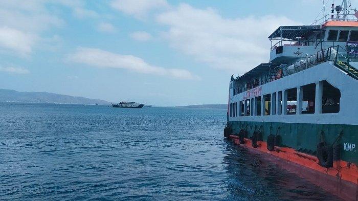 Kondisi KMP Gerbang Samudera 2 yang masih kandas di perarian Selat Bali, Senin 18 September 2023.