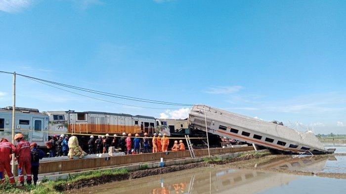 Kondisi Kereta Api Commuter Line Bandung Raya dan Kereta Api Turangga yang bertabrakan di Cicalengka, Kabupaten Bandung, Jumat (5/1/2024).