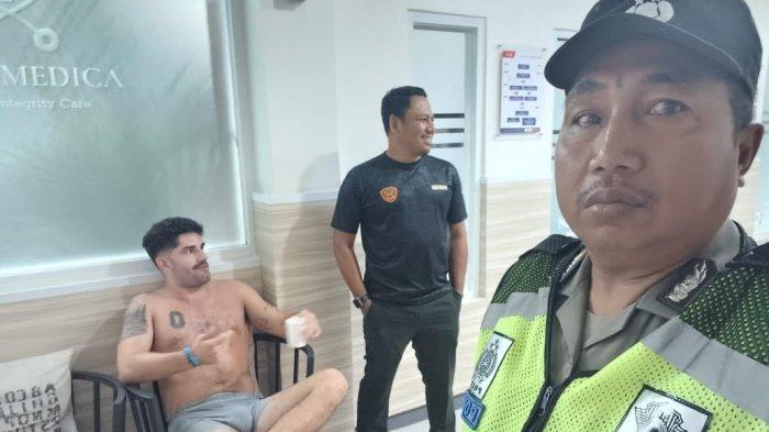 MENGAMUK - Kondisi MM bule Amerika yang mengamuk di Nusa Medika Klinik Pratama mulai tenang saat Linmas dan polisi tiba, Sabtu 12 April 2025.
