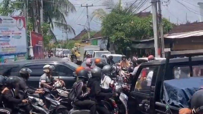 Ilustrasi jalan raya Canggu, Bali yang lagi macet.