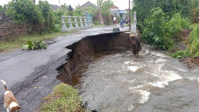 Kondisi jembatan di Jalan Candi Negara, Desa Kusamba yang rawan terputus, Minggu (2/7/2023).