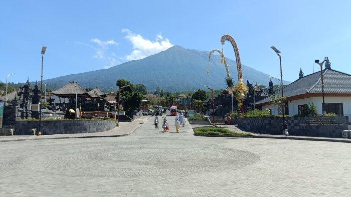 Dalam SE yang diterbitkan, Gubernur Bali Wayan Koster, pada Rabu 2 April 2025, ditegaskan larangan truk galian C melintasi sejumlah jalur di wilayah Karangasem. 

Selain truk galian C, para pamedek juga diminta agar menggunakan kendaraan laik jalan menuju Pura Agung Besakih selama karya berlangsung. 