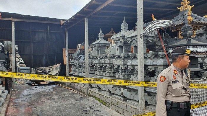 Kondisi tempat pengerajin sanggah yang terbakar di wilayah Darmasaba, Abiansemal Badung pada Senin 31 Juli 2023