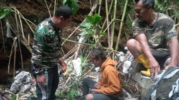 Korban Ricky Hermanto saat dievakuasi di jurang Banjar Keranjangan, Desa Manukaya, Tampaksiring, Gianyar, Senin 15 Januari 2024