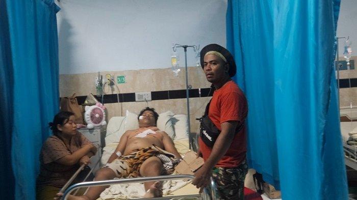 Korban pembacokan di Dusun Anjingan saat mendapat perawatan di RSUD Klungkung.