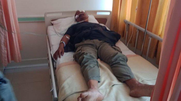 Korban penyerangan di kantor Satpol PP Denpasar saat dirawat di rumah sakit.