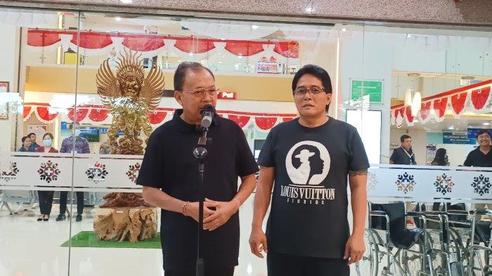 Koster-Giri dan Mulia-PAS saat melakukan konferensi pers sebelum mengikuti tes kesehatan - Koster-Giri dan Mulia-PAS Ikuti Pemeriksaan Kesehatan di RSBM, Semua Puasa 8 Jam