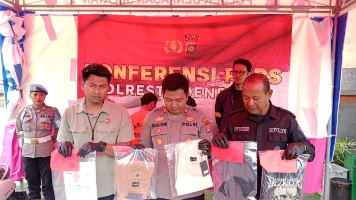 Konferensi pers kasus pencurian sepeda motor yang berhasil diungkap Polek Denpasar Selatan dengan menangkap dua orang tersangka, JS dan YA. Kunci Nyantol, Oknum Driver Online Curi Motor di Pantai Mertasari Bali, Dijual Buat Cicil Mobil