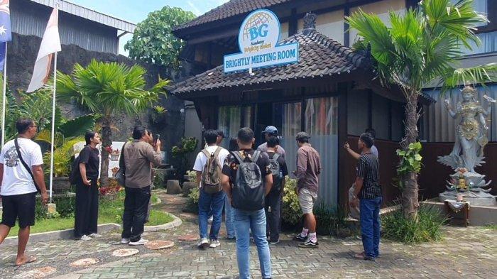 Sejumlah peserta pelatihan saat protes ke Brightly Global Academy yang berlokasi di Jalan Raya Abianbase, Kelurahan Kapal, Kecamatan Mengwi, Badung pada Sabtu 5 April 2025. LPK BG Academy di Badung Bali Digrudugi Peserta untuk Pertanggungjawaban, Ini Tanggapan CEO BG