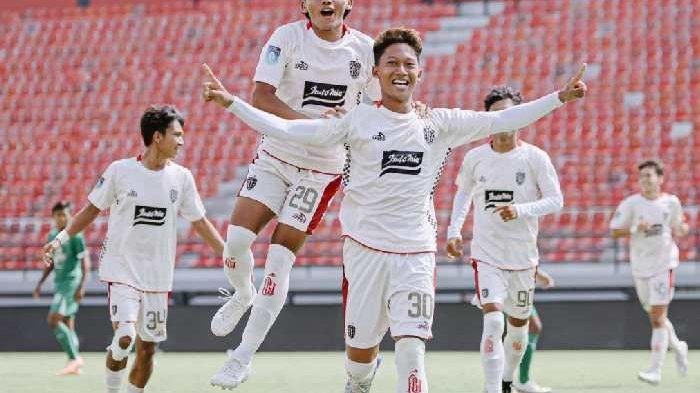Laga Bali United U-18 VS Persebaya U-18 dalam pekan ke 16 EPA Liga 1 di Stadion Kapten I Wayan Dipta Gianyar Bali, pada Minggu 7 Januari 2024.