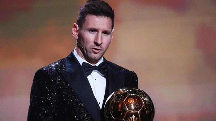 Lionel Messi raih Ballon d'Or 2021. Penyerang Paris Saint-Germain Lionel Messi berpose setelah dianugerahi penghargaan Ballon d'Or pada upacara penghargaan Ballon d'Or France Football 2021 di Theater du Chatelet di Paris pada 29 November 2021.(AFP/FRANCK FIFE)