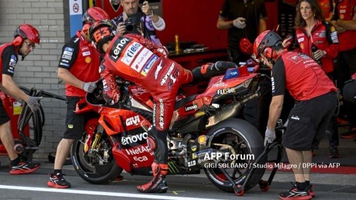 Bagnaia sedang di Pit Stop Bersama Ducati Tim di TT Assen 2024 - Live Stream MotoGP Jerman Hari Ini, Ducati 2025: Hanya 1 Motor Untuk Tim Satelit, Gresini / VR46?