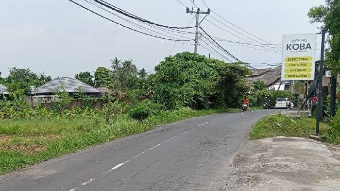 Lokasi penemuan mayat yang selanjutnya diketahui sebagai I Made Agus Aditya (26) di Jalan Raya Tojan, Desa Pering, Kecamatan Blahbatuh, Gianyar, Bali. Warga sekitar mengaku tidak mendengar adanya suara keributan, teriakan, atau tanda-tanda mencurigakan pada Jumat 17 Januari 2025 dini hari, saat peristiwa tragis itu terjadi.