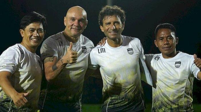 Luis Milla bersama para asisten, Yaya Sunarya, Luizinho Passos, dan Budiman.