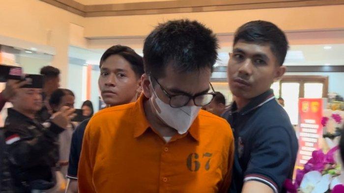 MA, terduga pelaku pembobolan kartu kredit (carding) usai dipamerkan dalam jumpa pers pagi tadi