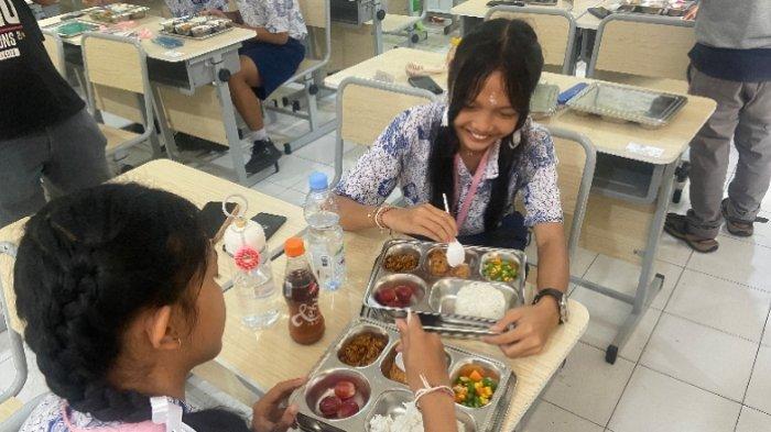 MBG - Sebanyak 328 siswa kelas tiga di SMPN 3 Denpasar menyantap makan bergizi gratis (MBG) dari Satuan Pelayaran Pemenuhan Gizi (SPPG) Polda Bali pada, Rabu 7 Mei 2025.