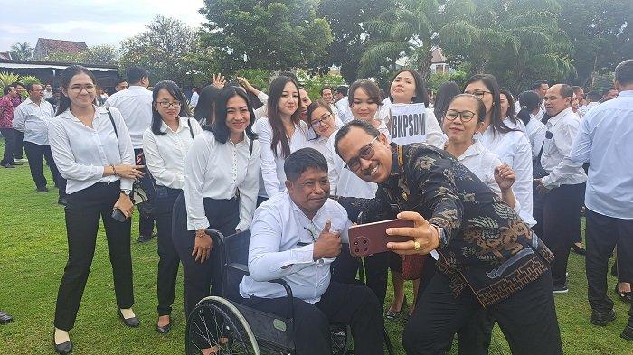 SWAFOTO - Made Budiarta saat swafoto bersama Sekda Buleleng, Gede Suyasa usai acara pelantikan PPPK di Taman Kota Singaraja, Kabupaten Buleleng, Jumat (20/6).