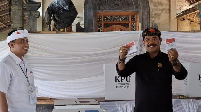 Made Kasta Sumbringah Saat Nyoblos, Dikaruniai 3 Cucu Kembar, Datang ke TPS Bersama Keluarga