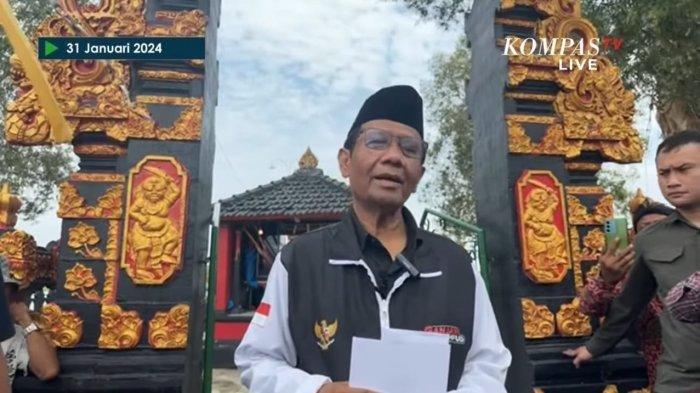Mahfud MD dalam kunjungannya ke Pura Ulun Danu, Lampung Tengah, Rabu (31/1/2024). Mahfud MD buka suara terkait keputusan mundur dari Kabinet Indonesia Maju