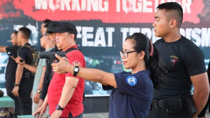 Perwakilan media Tribun Bali, Ida Ayu Made Sadnyari sukses meraih juara 1 lomba menembak presisi kategori wartawan yang diselenggarakan Bid Humas Polda Bali dengan pimpinan redaksi media, di  Lapangan Tembak Tohpati, pada Jumat 27 Oktober 2023.