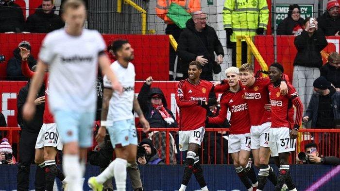 Selebrasi striker Manchester United asal Denmark #11 Rasmus Hojlund (tengah) usai berhasil mencetak gol selama pertandingan antara Manchester United dan West Ham United di Old Trafford pada 4 Februari 2024