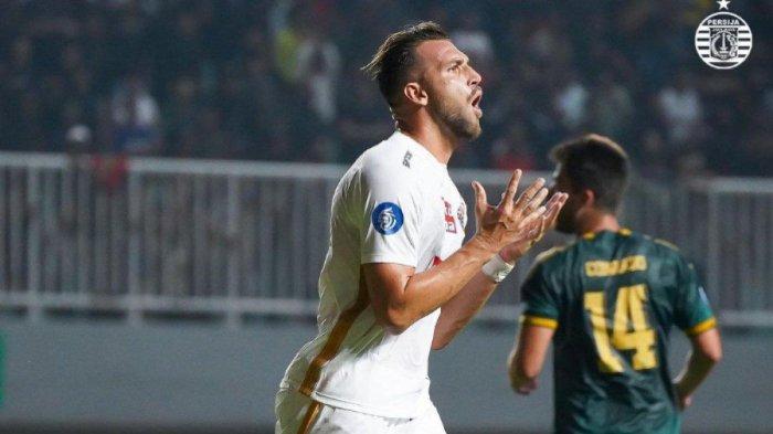 Momen Marko Simic saat menyesali kegagalannya merealisasikan peluang menjadi gol kala Persija Jakarta bertandang ke markas Persikabo 1973, Minggu (9/7/2023). (Instagram @persija)
