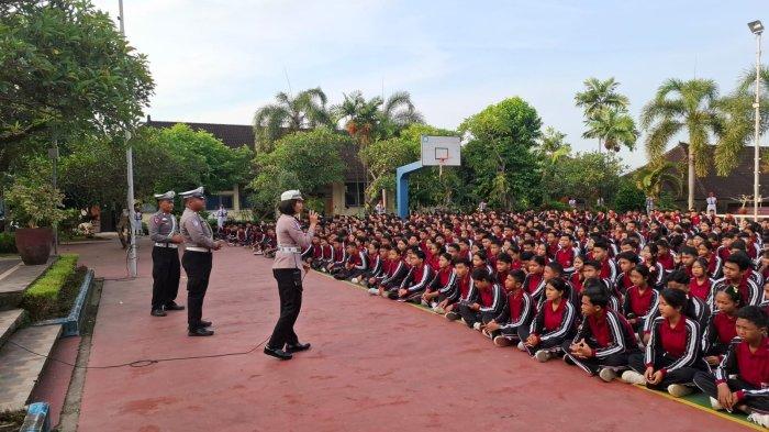 Marak Balap Liar- Kepolisian dari Satlantas Polres Klungkung menyambangi sekolah-sekolah di Klungkung untuk edukasi tertib lalu lintas, Senin 17 Februari 2025. Masih Sering Temui Remaja Balap Liar dan Blayer di Jalanan, Polisi Sambangi Sekolah di Klungkung