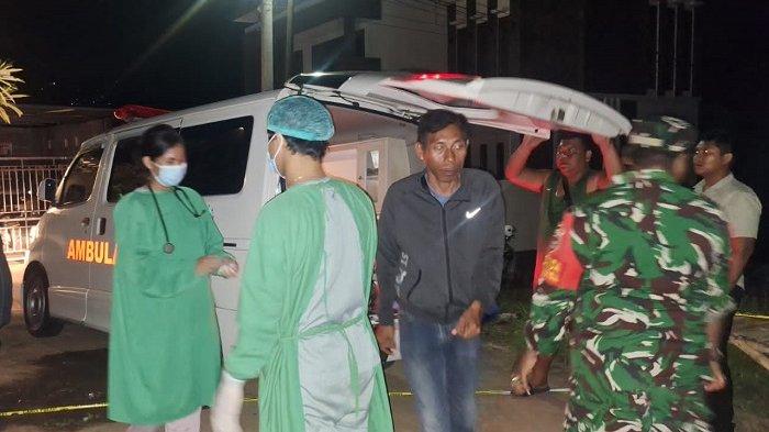 MAYAT - Mayat Kadek Adi Wijaya saat pertama kali ditemukan di Perumahan Grand Lovina, Sabtu (3/5/2025) dini hari. Polisi saat ini masih melakukan penyelidikan untuk mengungkap penyebab kematian pria 24 tahun itu.