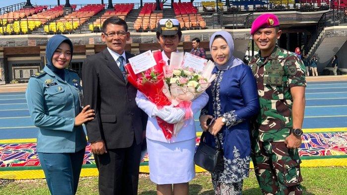 Mayjen TNI Pur I Ketut Suardana semasa hidupnya bersama keluarga.